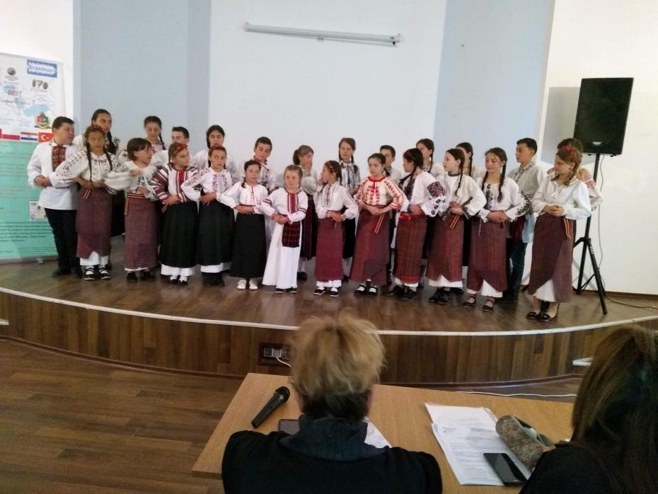 Grupul vocal „Hurgheșelu”, în fața juriului, pe scena Clubului Copiilor din Hîrlău